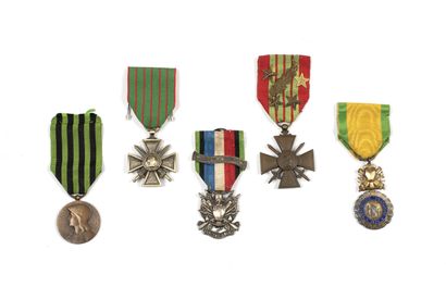 null Third Republic. Lot of 5 medals. Defeat 1870, good ribbon; commemoration 1870-1871;...