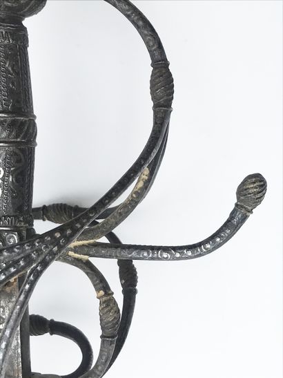  Officer's rapier. Germany around 1600. Iron frame with sinuous branches, handle...