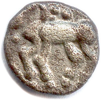 null BELGIUM - TREVERI 52 BC

Head on the left. Eye, mouth and chin marked by large...