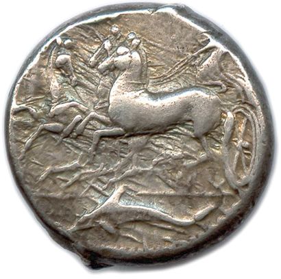  SICILE - SYRACUSE Règne de Denys 406-367 
Tête de la nymphe Aréthuse à gauche, les...