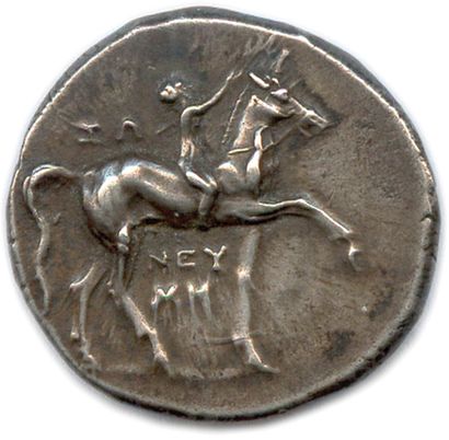  CALABRE - TARENTE 280-272 
Cavalier nu au pas à droite couronnant son cheval. Dans...