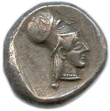  CORINTHE 478-458 
Pégase bridé, volant à droite. Dessous, Q. R/. Tête 
d'Athéna...