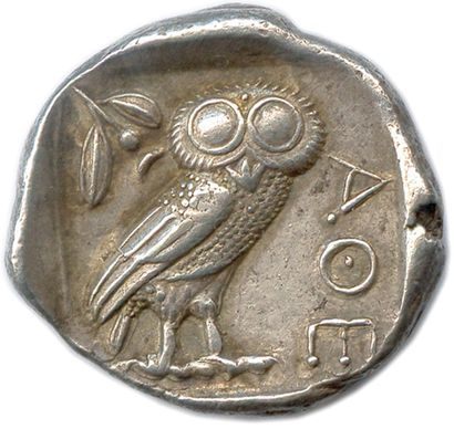  ATTIQUE - ATHÈNES 470-465 
Tête d'Athéna à droite (l'oeil de face), coiffée d'un...