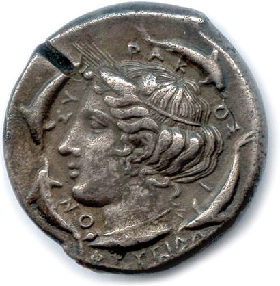  SICILE - SYRACUSE 2e démocratie 466-405 
Tête de la nymphe Aréthuse à gauche, les...