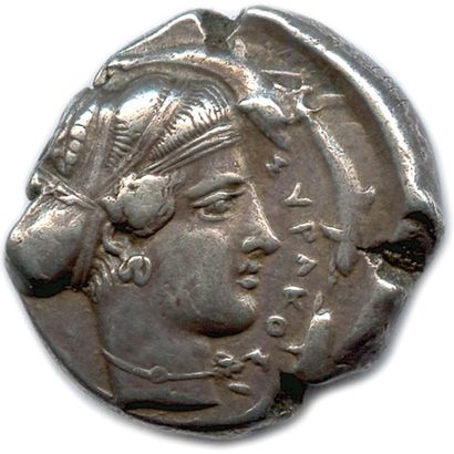  SICILE - SYRACUSE 2e démocratie 466-406 
Tête de la nymphe Aréthuse à gauche, les...