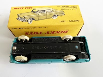 null Dinky Toys. OPEL REKORD 1960 turquoise, ivory roof. Ref. 554. Flats on the tires,...