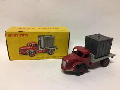 null Dinky Toys. Simca cargo miroitier et Berliet porte-conteneurs. Réf. 33C et 34B...