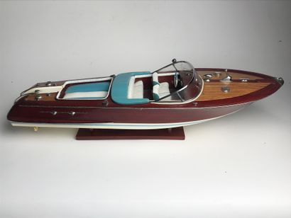 null Model of the boat RIVA. Beautiful reproduction in wood and metal. Dimensions...