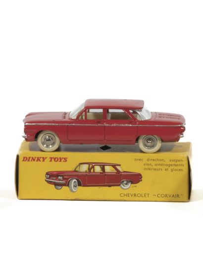 Dinky Toys. CHEVROLET CORVAIR rouge / 2....