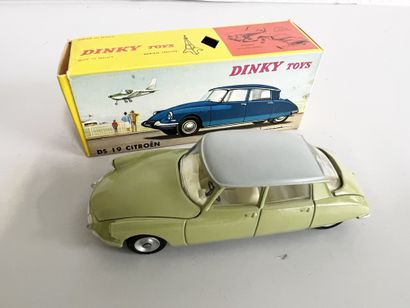 null Dinky Toys. CITROEN DS19 lime green with grey roof / 1. 530. New in box.