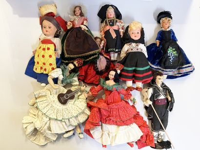 55 poupées anciennes. Régionales et Internationales...