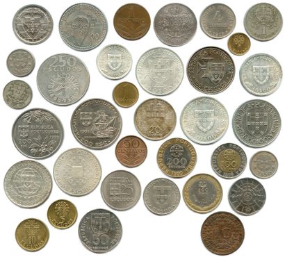 null Lot de 64 pièces modernes en argent et autres métaux : Espagne, Portugal, Açores.

Beaux....