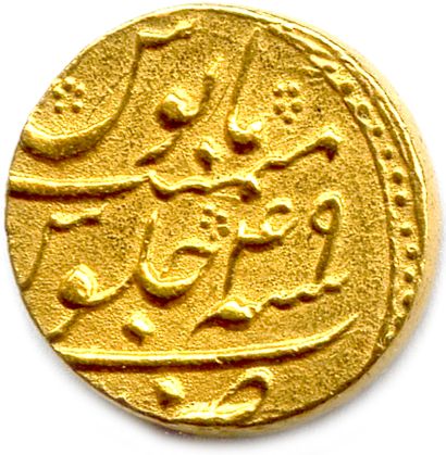 null THE MOGUL EMPIRE 

Golden Mohur 1116 (1704) of Muhyi al-Din Muhammad 

Aurangzeb...