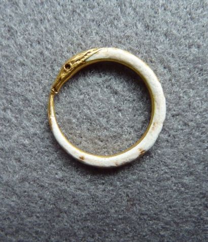 null BAGUE en or jaune émaillé blanc, l'anneau formé par un serpent se mordant la...