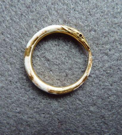 null BAGUE en or jaune émaillé blanc, l'anneau formé par un serpent se mordant la...
