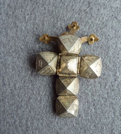 null PENDENTIF formant CROIX en or rose et acier gravé, en forme de sphère. Les quatre...