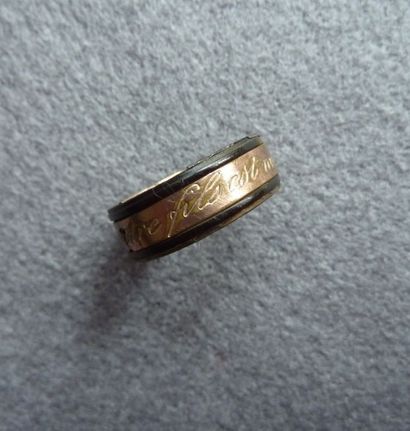 null ANNEAU de la DUCHESSE DE BERRY (1798-1870) en métal doré (or rose), médaillon...