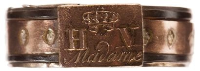 null ANNEAU de la DUCHESSE DE BERRY (1798-1870) en métal doré (or rose), médaillon...