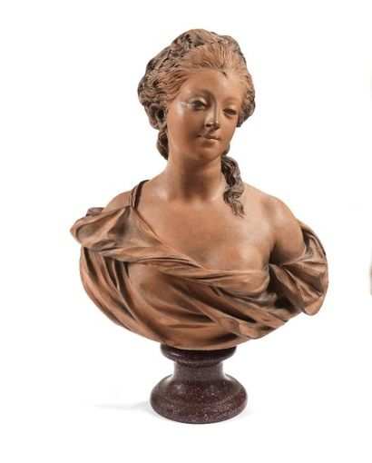 D'après Jean-Baptiste PIGALLE Buste de femme à l'épaule dénudée Terre cuite, reposant...