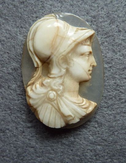 null CAMÉE gravé d'un buste d'Athéna de profil. Agate. Fêlures. XVIIème - XVIIIème...