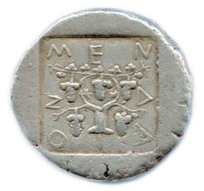 null MACÉDOINE - CHALCIDIQUE - MENDÉ 465-423 Dionysos à demi-nu, allongé sur un mulet...
