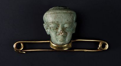 null Tête de Ptah Patèque provenant d’une amulette, le sommet du crâne surmonté d’un...