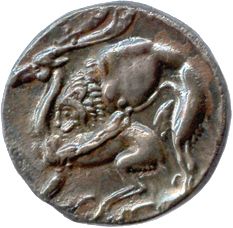 LUCANIE - VÉLIA Tête d’Athéna. R/. Lion dévorant un cerf.

Statère d’argent.

(6,41...