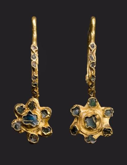 null Paire de boucles d’oreilles à motif floral.

Or jaune et verre.

Art Byzantin,...