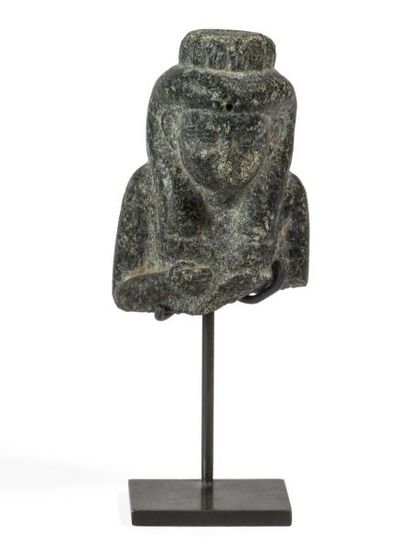 Buste de statuette représentant Isis Lactans.

Diorite

Égypte,...