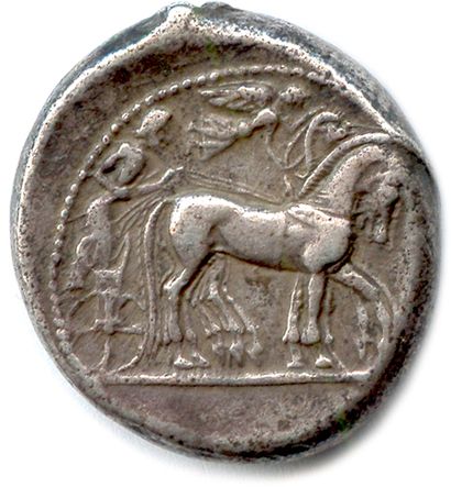 null SICILE - SYRACUSE Règne de Gélon 485-478

Tête d’Aréthuse entourée par quatre...