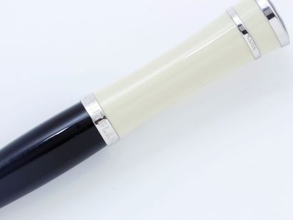 MONTBLANC MONTBLANC ''GRETA GARBO''

Stylo à bille en métal argenté et résine de...