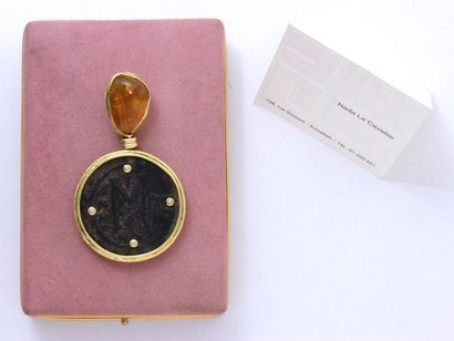 NADA le CAVELIER NADA LE CAVELIER

750-thousandths gold pendant, holding a bronze...