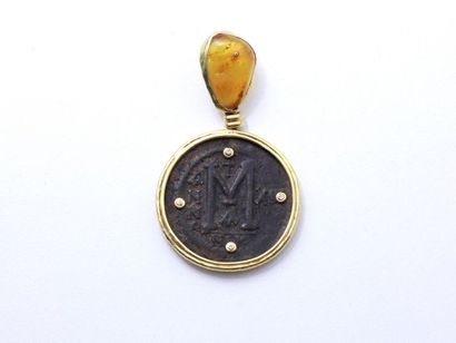 NADA le CAVELIER NADA LE CAVELIER

750-thousandths gold pendant, holding a bronze...