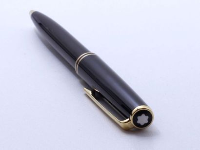MONTBLANC MONTBLANC "CLASSIC

Ballpoint pen in gold plated metal and black resin,...