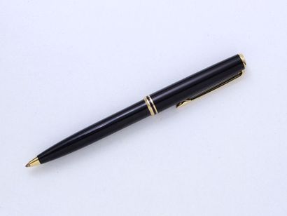 MONTBLANC MONTBLANC "CLASSIC

Ballpoint pen in gold plated metal and black resin,...
