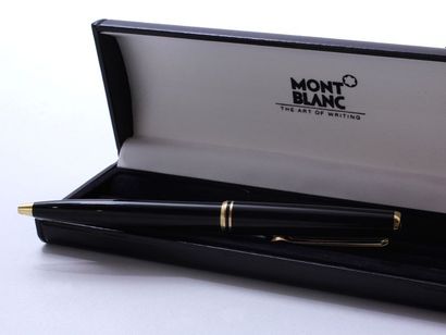MONTBLANC MONTBLANC ''CLASSIC''

Stylo à bille en métal doré et résine noire, emblème...