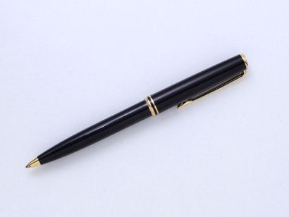 MONTBLANC MONTBLANC ''CLASSIC''

Stylo à bille en métal doré et résine noire, emblème...