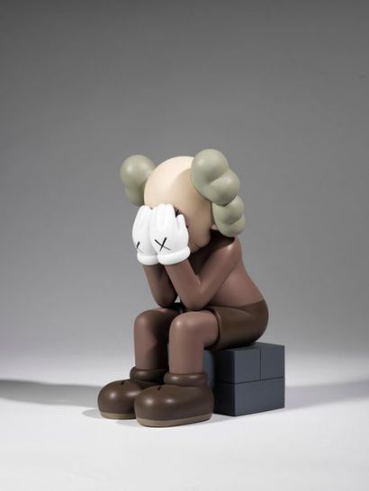 KAWS KAWS ( 974) - Passing Through (Brown), 2018 - Figurine en vinyle peint - Avec...
