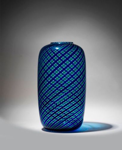 PAOLO VENINI Paolo VENINI - Vase coloré bleu - Hauteur : 29 cm Edition 1987