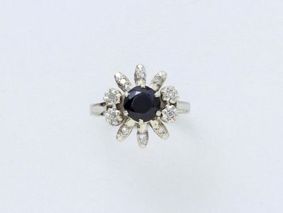 Bague Flower ring in 750 thousandths white gold, set with a round facetted sapphire...