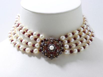 COLLIER Choker composed of 4 rows of baroque cultured pearls alternating with garnet...