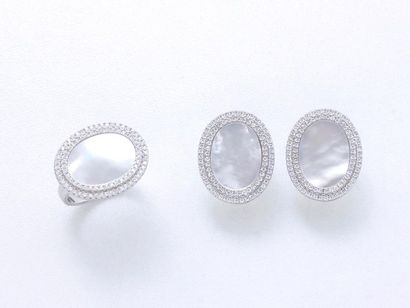 Bijou Silver half-set 800 thousandths, consisting of a ring decorated with a mother-of-pearl...