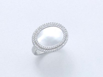 Bijou Silver half-set 800 thousandths, consisting of a ring decorated with a mother-of-pearl...