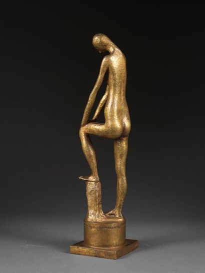 ROBERT COUTURIER Robert COUTURIER (1905-2008) -Femme pensive - Bronze à patine mordoré,...