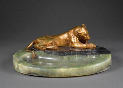 Georges Guyot Georges GUYOT (1885-1973) - Lionne couchée sur vide poche en pierre...