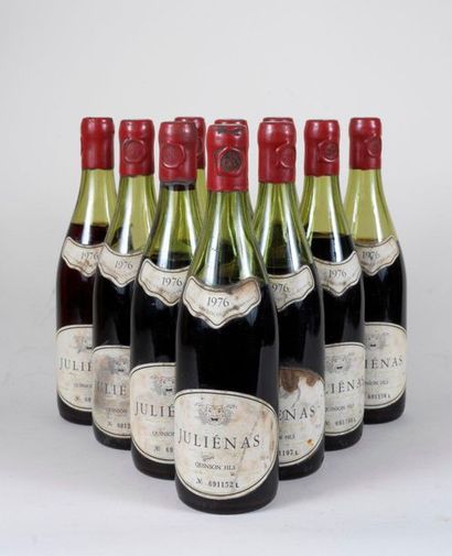 JULIENAS 10 bouteilles JULIENAS 1976 Quinson Fils (niveaux : 5 entre 5 et 6 cm et...