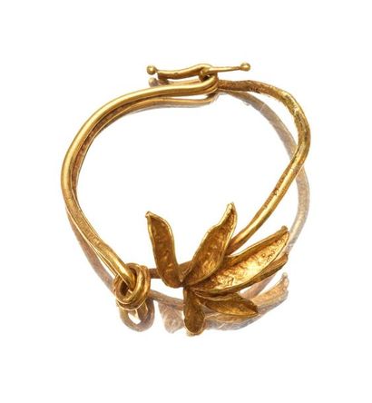 Claude LALANNE Claude LALANNE (1925-2019) - bracelet Passiflore en bronze doré )...