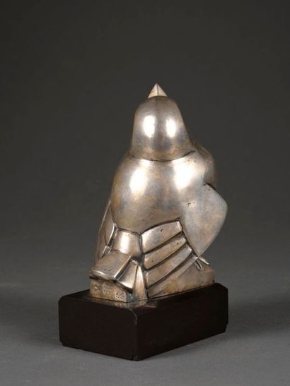 J. MARTEL J. MARTEL (1896-1966) - Bronze à patine argentée sur socle en marbre noir,...