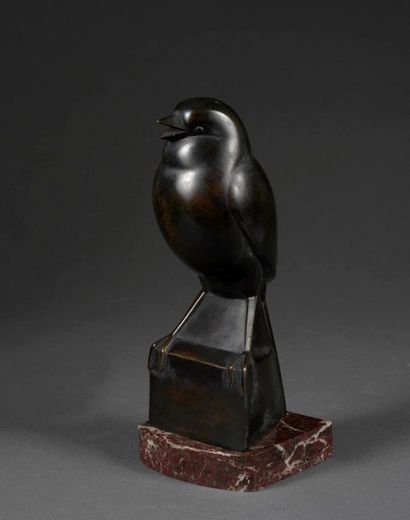 J. MARTEL J. MARTEL (1896-1966) - Sparrow with open beak - Bronze with brown patina...