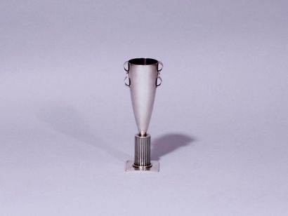 Jean Després Jean DESPRÉS (1889-1980) Silver plated metal cup; the square foot hammered,...